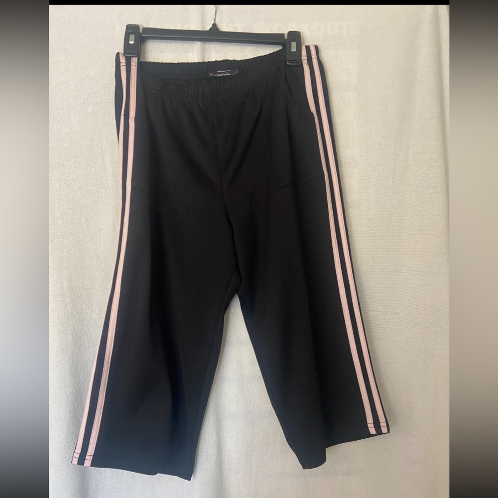 Capri pants black with pink stripe on both sides pockets 
Size Large